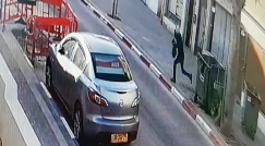 شاهد: مجهول يسرق حقيبة سيدة والشرطة تنجح بالقاء القبض عليه 